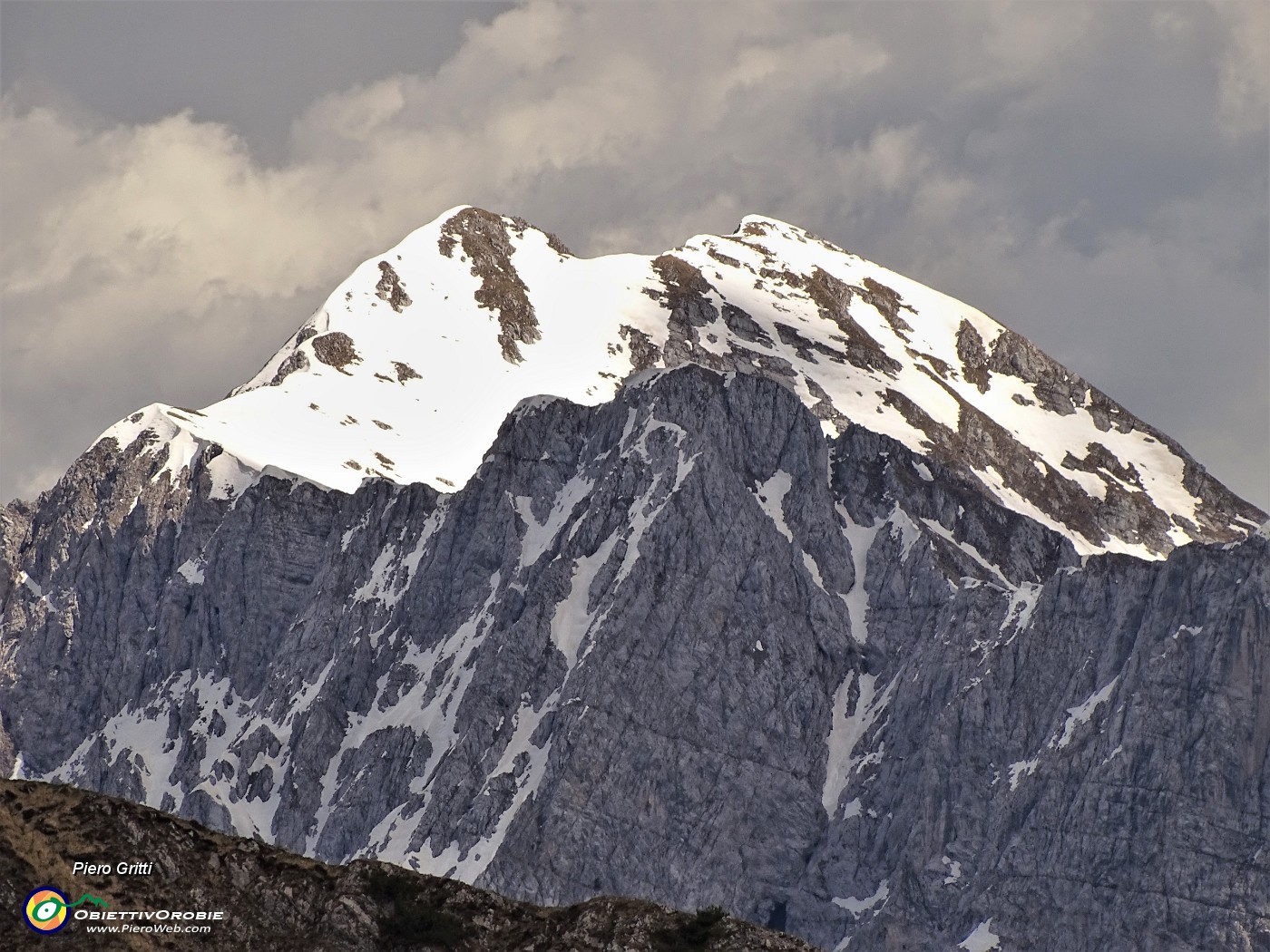 79 Maxi zoom verso il Monte Secco seriano, baciato dal sole.JPG